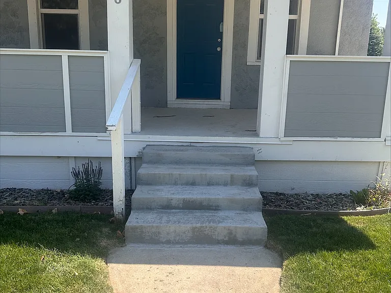 706 S Commercial Ave — Photo 1