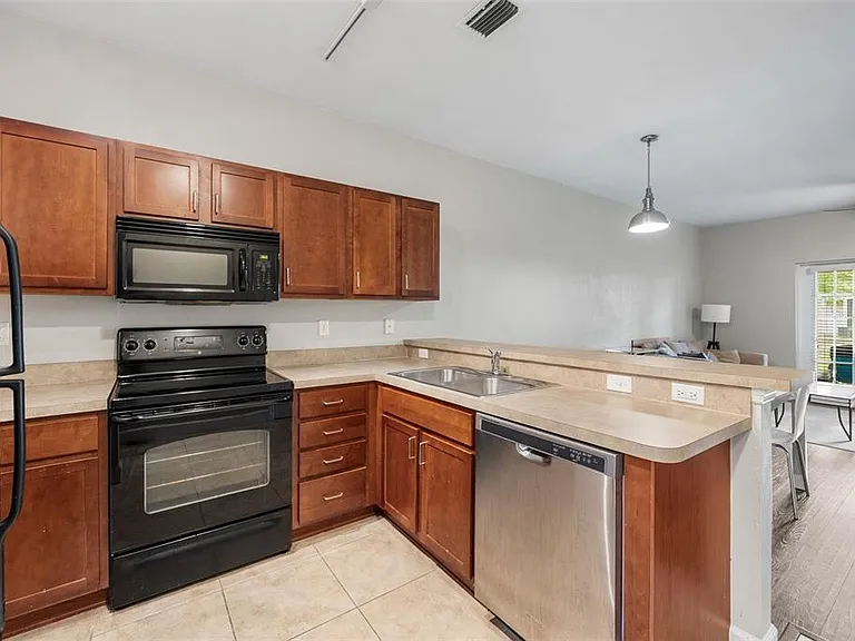 2927 SW 35th Pl #113 — Photo 6