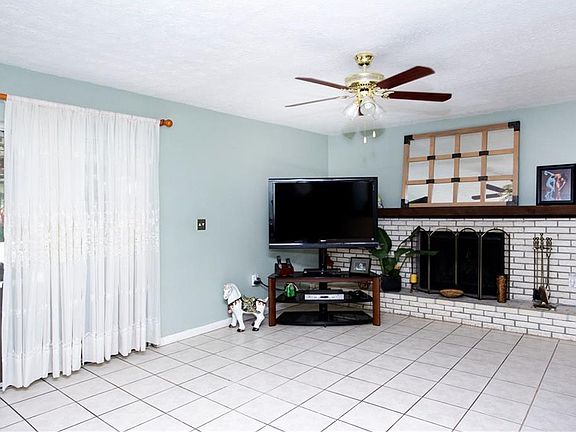 5th image of 820 Scenic Heights Dr