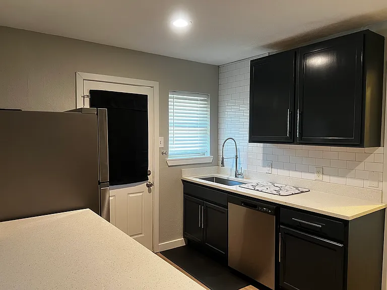 408 N Oak Cliff Blvd — Photo 6