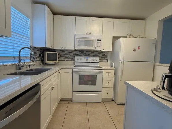 9540 Sunrise Lakes Blvd APT 208, Sunrise, FL 33322