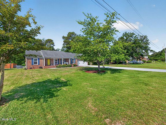 3rd image of 3820 Sweetbriar Road