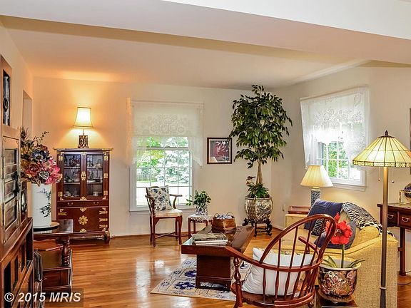 4th image of 18549 Queen Elizabeth Dr