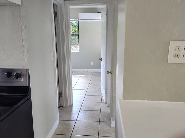 318 N Oleander Ave — Photo 10