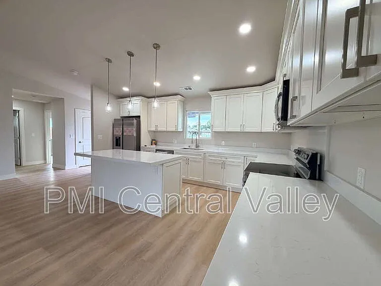 1710 Waverly Dr — Photo 9