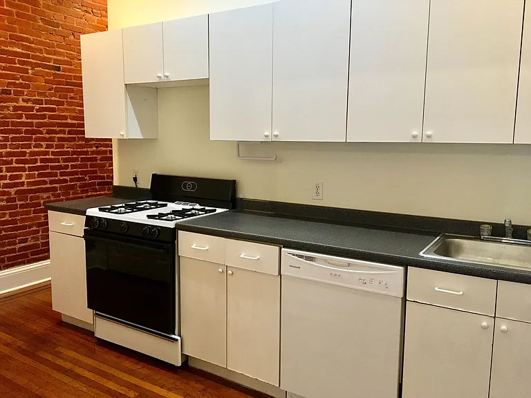 For Rent: Charming Living on St. Paul Street MD 21218 Your Urban Retreat Awaits! — Photo 7