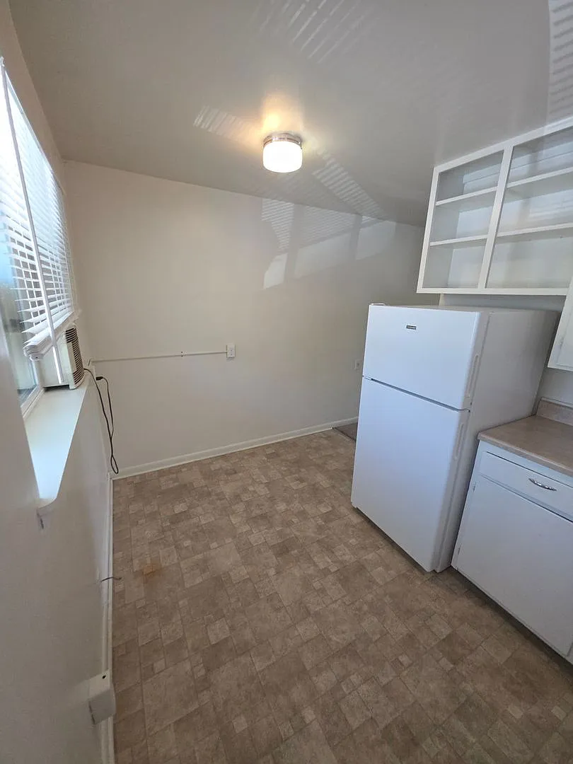 Charming 2 Bed, 1 Bath Apartment - Prime Location! — Photo 4