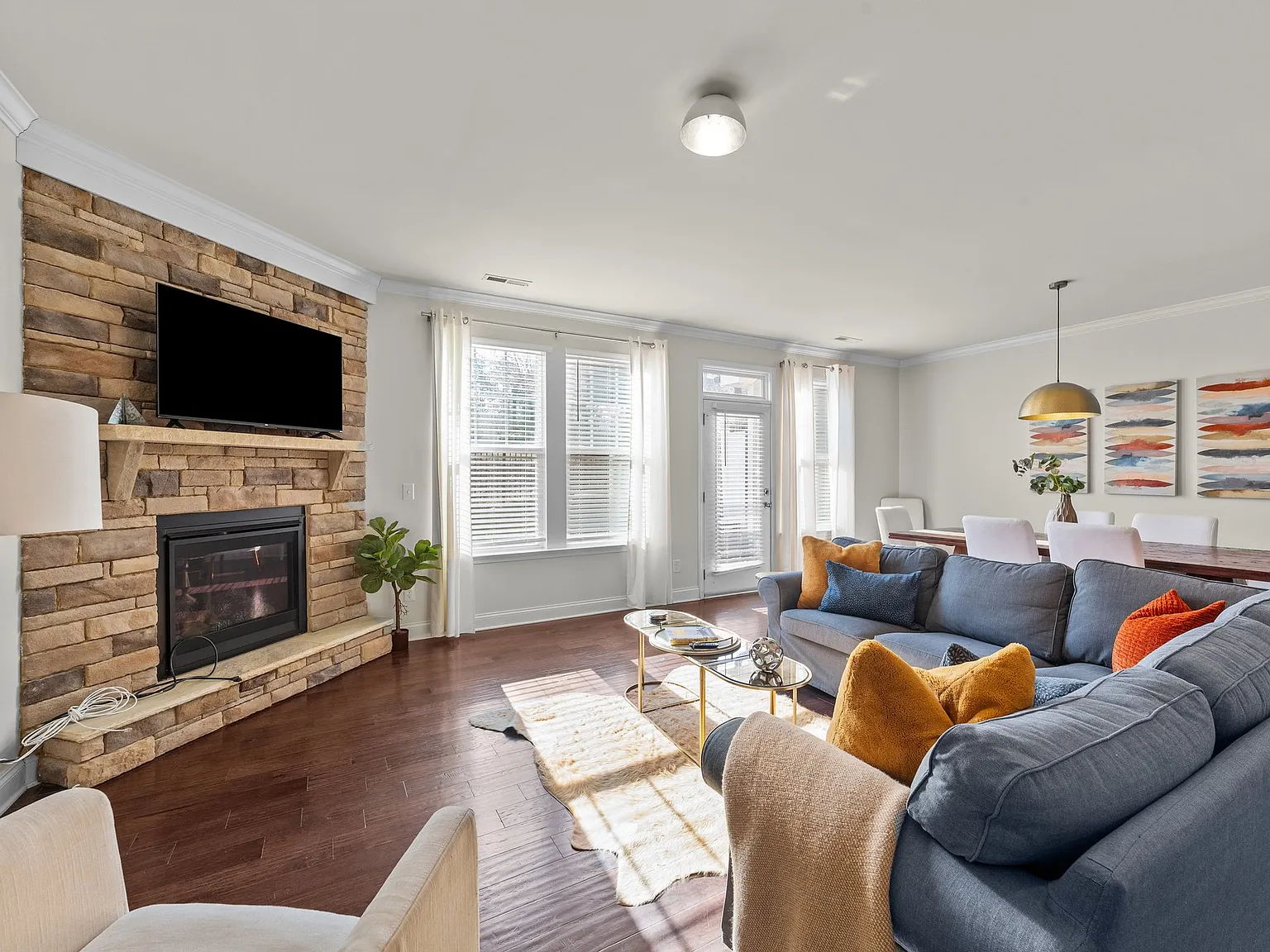 4 bed, 2.5 bath, 2499 sqft, $3,750 — Photo 3