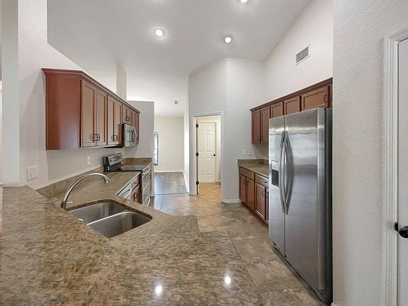 4th image of 2078 Country Manor St