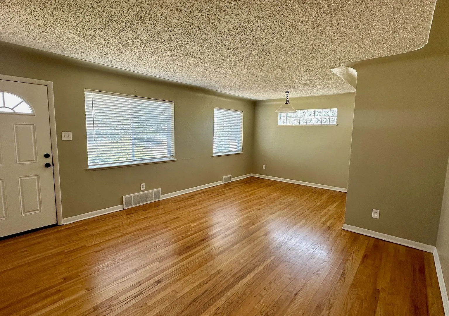 Spacious 5BD/2BA Home in Lakewood, CO- Available July 29th! — Photo 3