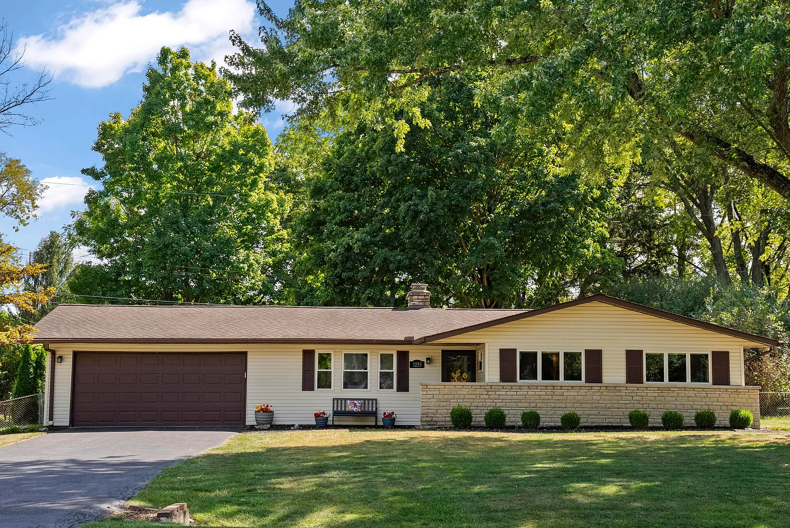 3255 Darbyshire Dr photo 1
