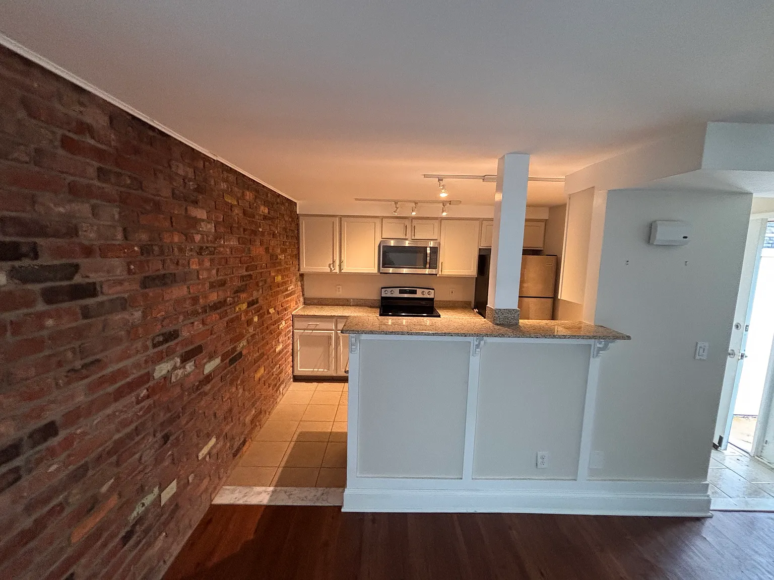 2 bed, 1.5 bath, 1800 sqft, $1,700 — Photo 4