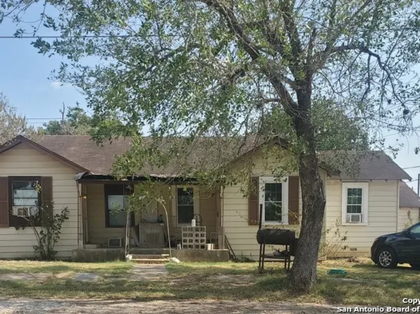 201 E 3rd St, Nixon, TX 78140