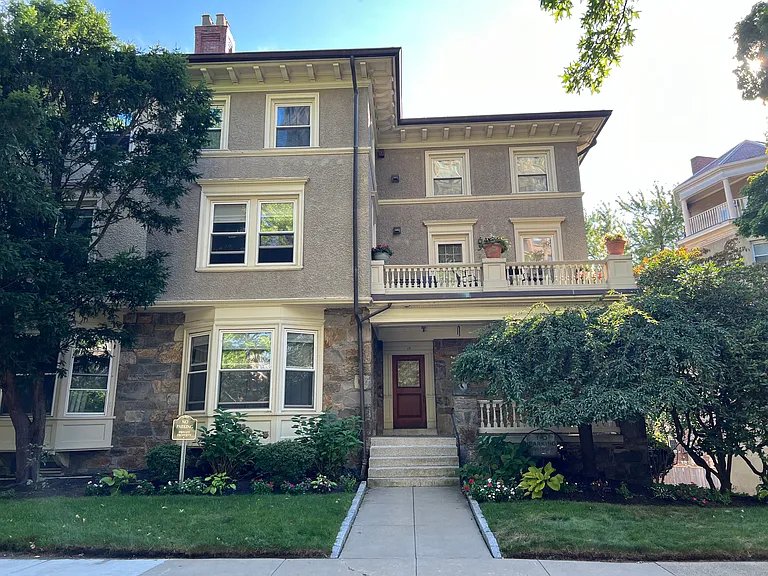 19 Regent Cir #1 — Photo 1