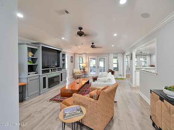 4th image of 269 Lakeshore Dr