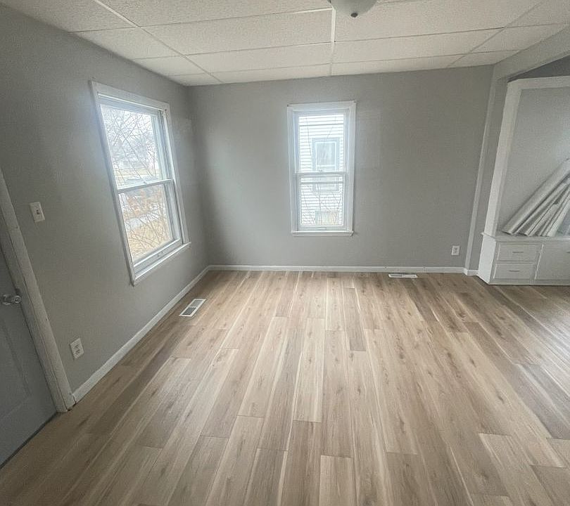 1st image of 915 Forest Ave