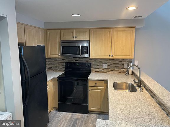 2nd image of 82 Hawthorne Ct NE #82