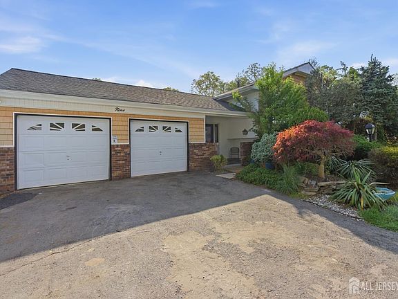 4th image of 9 Camelot Ct