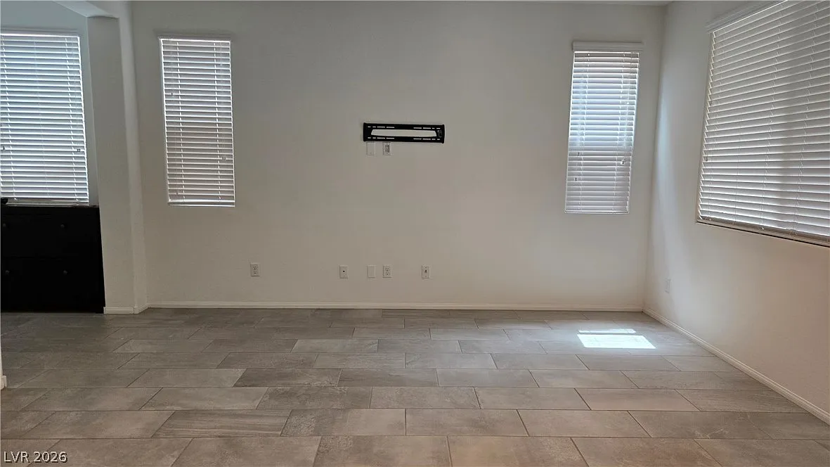 3 bed, 2.5 bath, 1680 sqft, $2,050 — Photo 2
