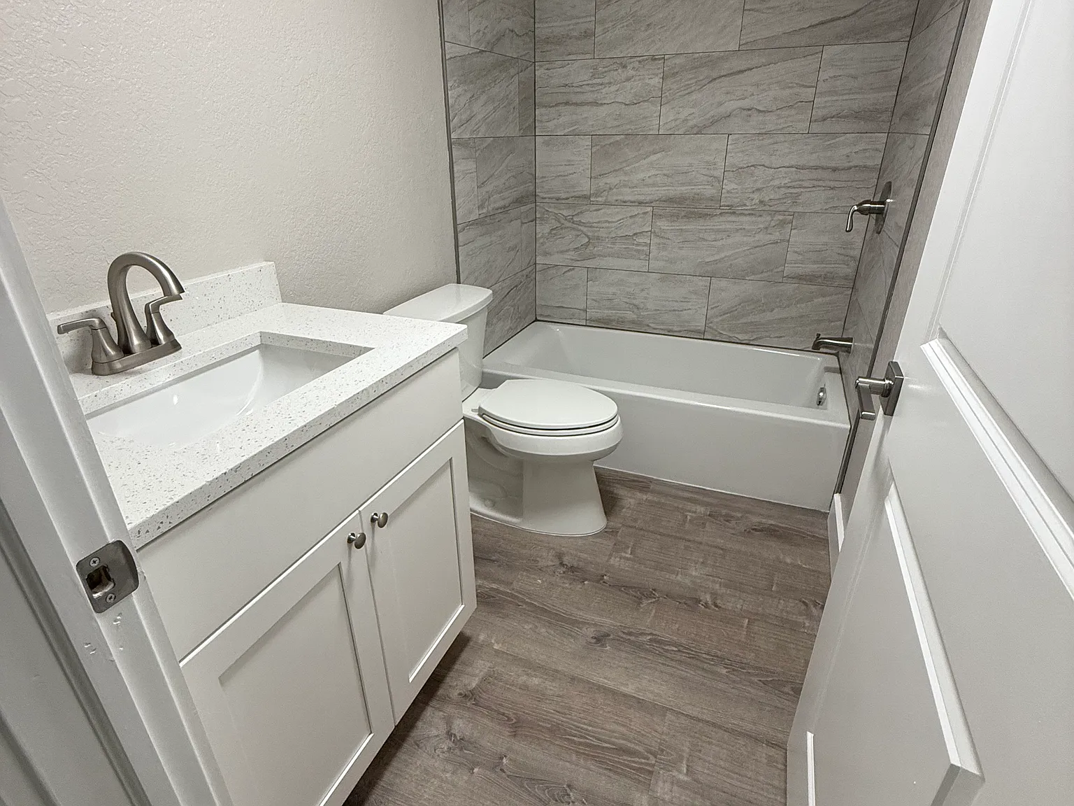 527 Lazy Lake Dr W — Photo 4