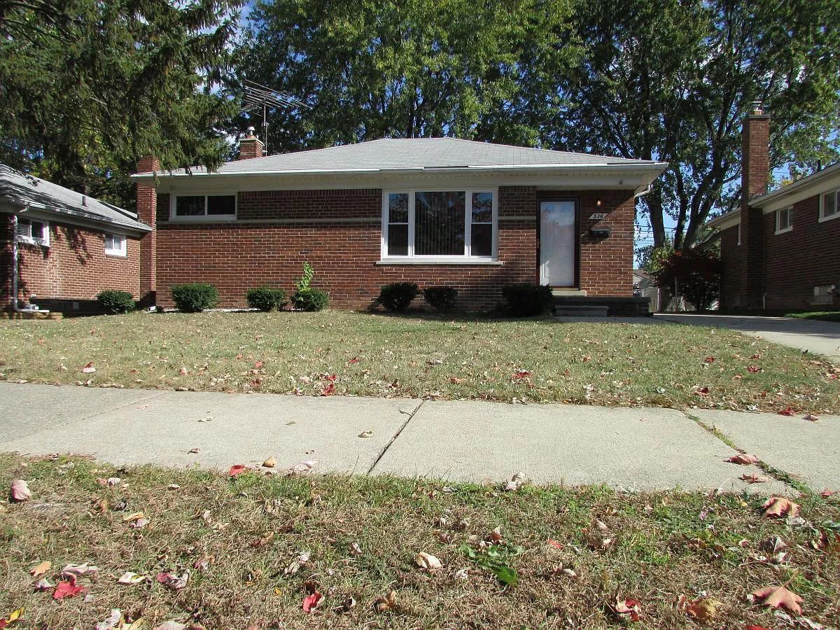 3 bed, 1001 sqft, $1,440 — Photo 1