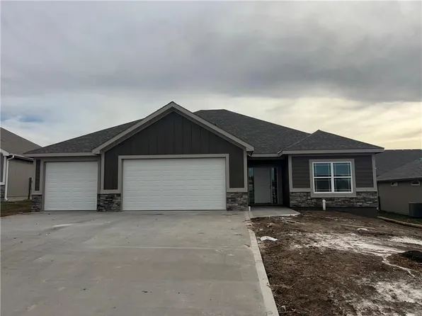 11805 E Ridgeview Ct, Peculiar, MO 64078