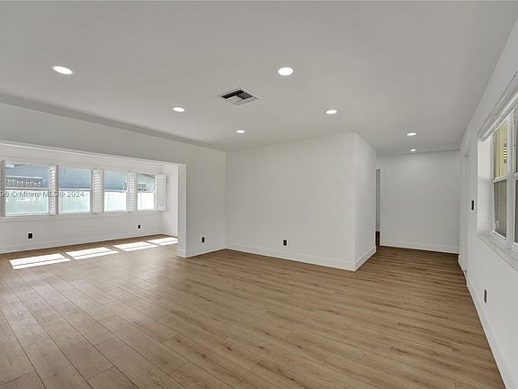 4th image of 1001 Yale Dr