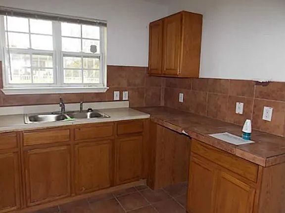 5th image of 2402 S Denley Dr