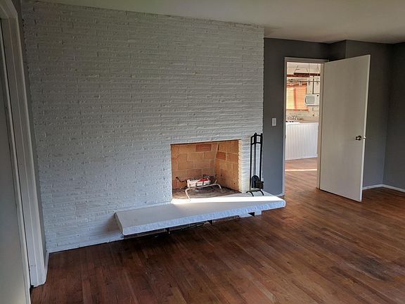 family room (2nd photo)
