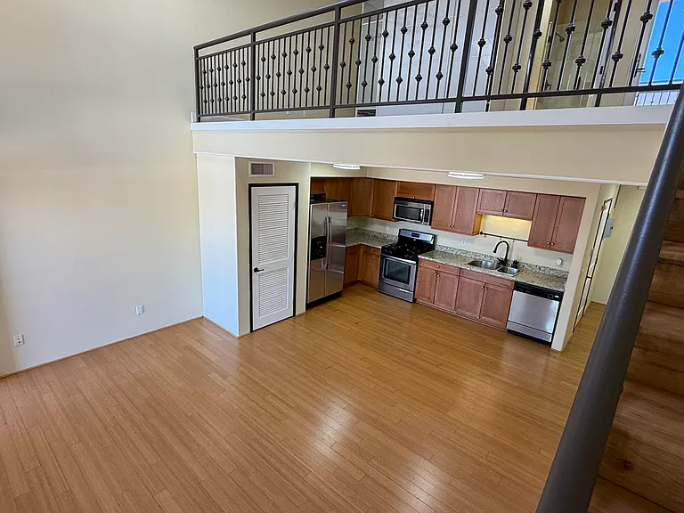 255 W 7th St #20 — Photo 13