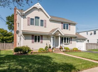 157 E Zoranne Dr, Farmingdale, NY 11735