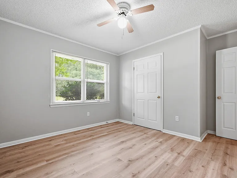 90 Andrews Ave — Photo 26