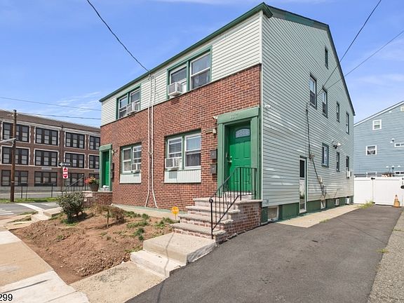 3rd image of 637 Myrtle St