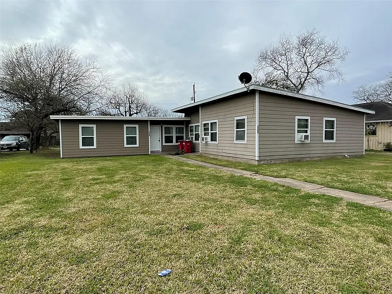 1735 W 8th St — Photo 2