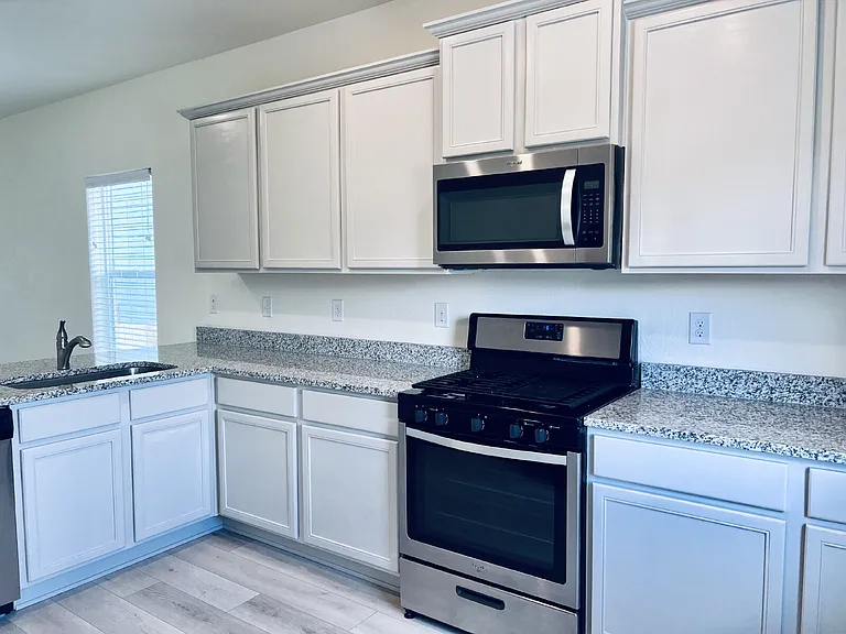 370 Maple St — Photo 10