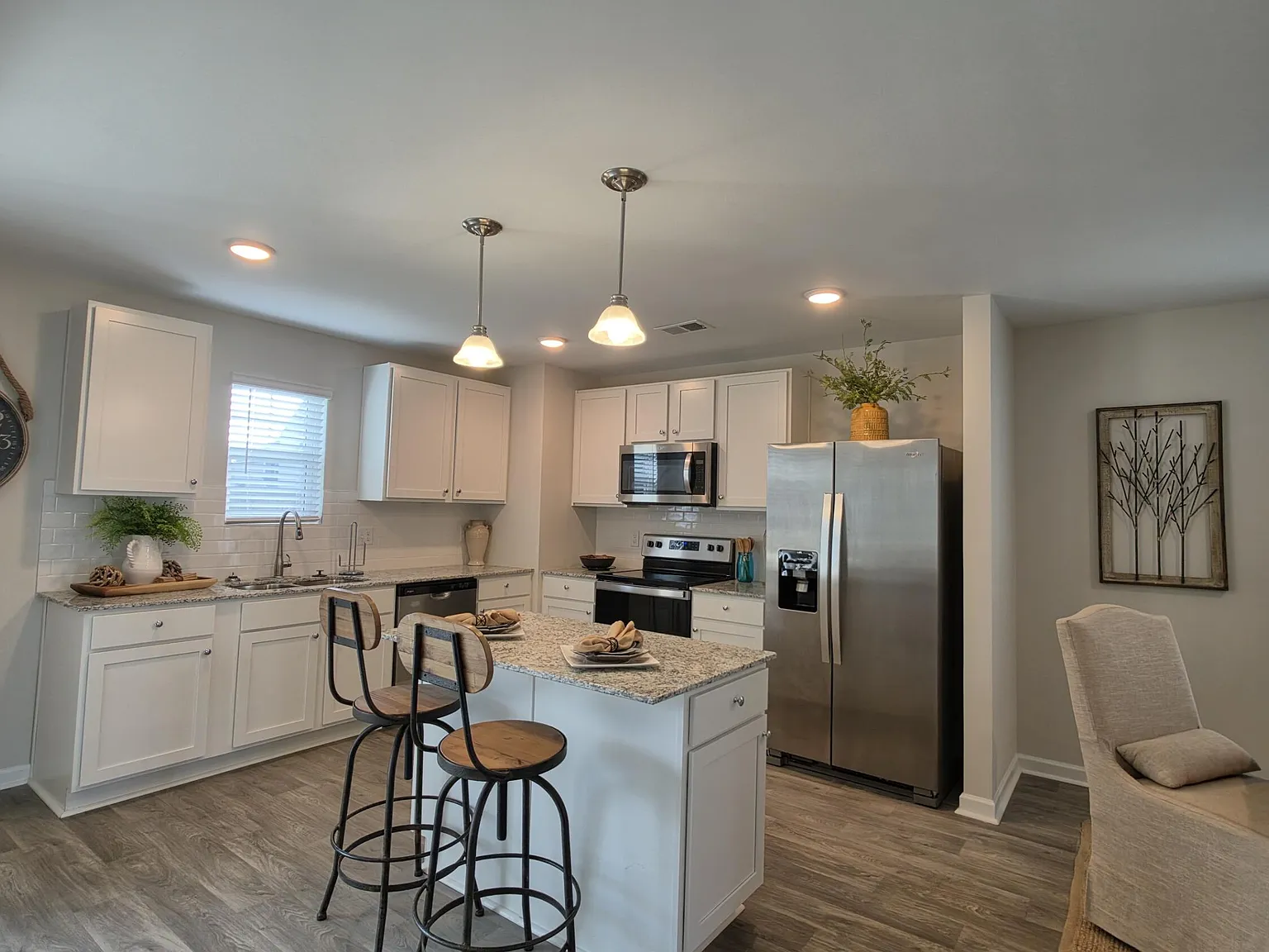 4 bed, 2.0 bath, 2295 sqft, $2,400 — Photo 4
