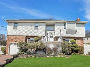 1 Castaldi Ct, Bethpage, NY 11714