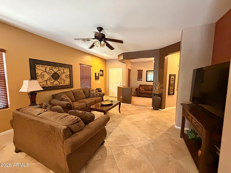2312 N Hudson Dr — Photo 9