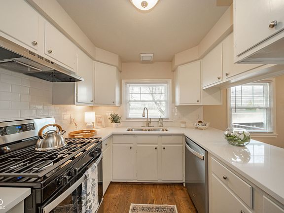3rd image of 807 Bittersweet Ln