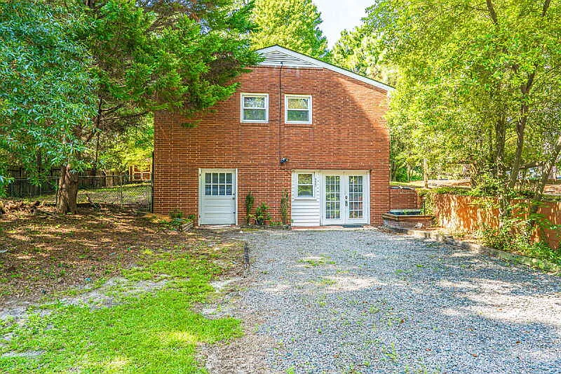 2 bed, 1.0 bath, $1,200 — Photo 2