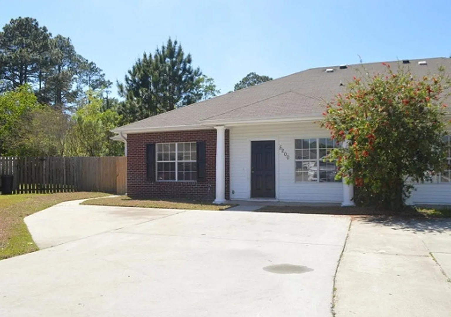 Callaway 3 bedroom 2 bath Duplex with privacy fenced backyard. — Photo 1