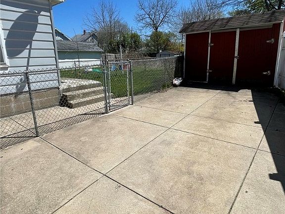 3rd image of 1021 W 31st St