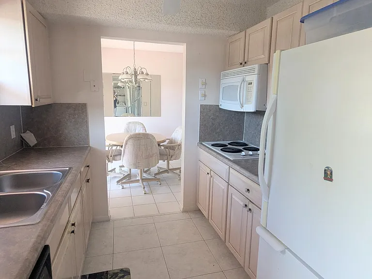 2 Golfs Edge #D — Photo 2