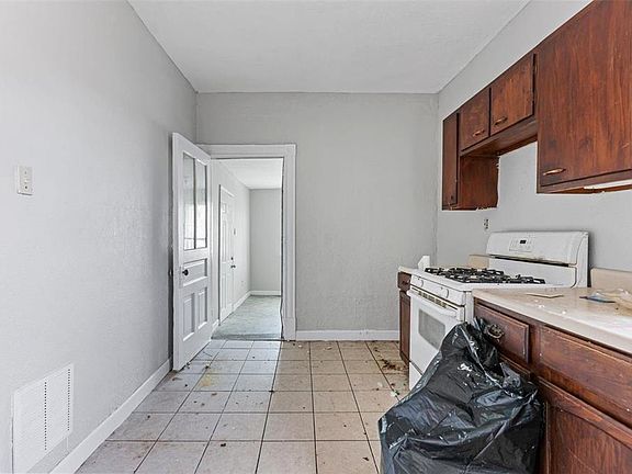 3rd image of 1421 Granville Pl