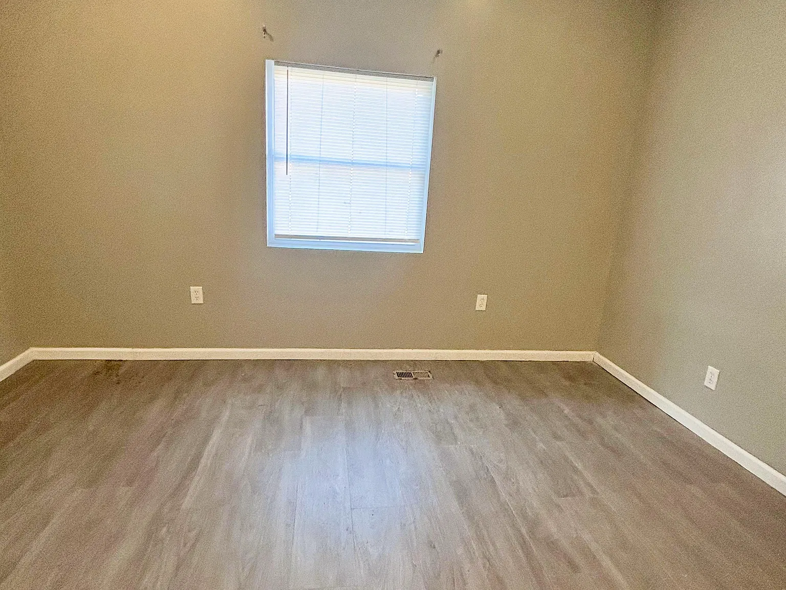 2 bed, 1700 sqft, $1,350 — Photo 4