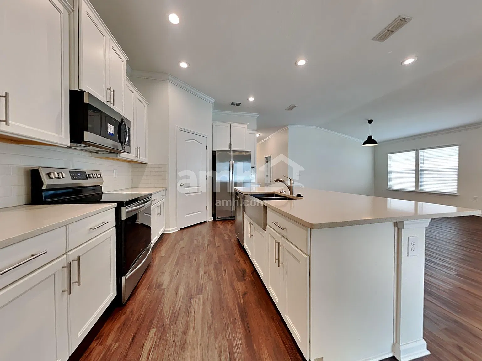 3 bed, 2.0 bath, 1342 sqft, $2,330 — Photo 3