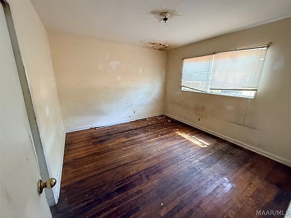 4th image of 702 Capri St