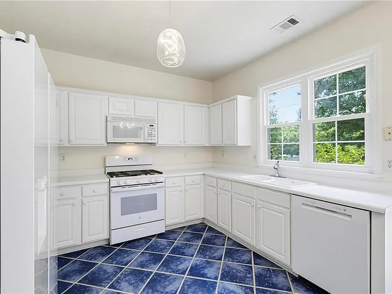 490 Chippenham Ct — Photo 18