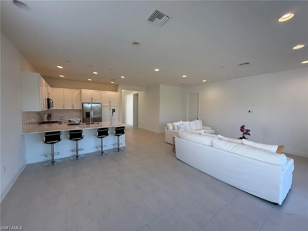 3 bed, 3.0 bath, 2135 sqft, $3,800 — Photo 4
