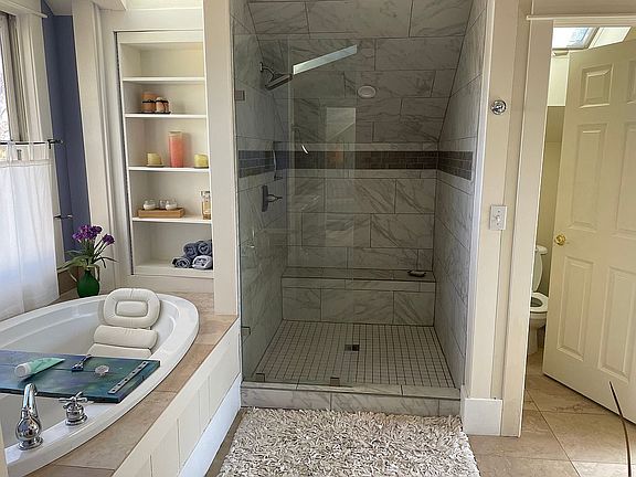 Master Jetted tub/shower